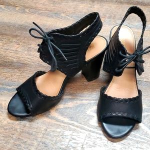 Restricted black sandals. Size 8.5